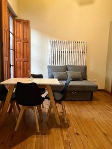 sala de estar con mesa y sofá en Casita AE 144 - Gualeguaychú, en dólares en Gualeguaychú