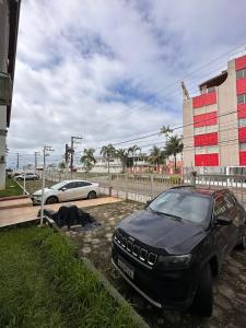 a black car parked in front of a building at Desfrute bons momentos a beira mar com diária 24h in Caraguatatuba