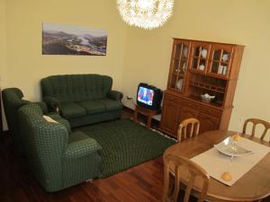 - un salon avec un canapé, une chaise et une table dans l'établissement Casa da Vila Cerveira, à Vila Nova de Cerveira