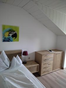 ein Schlafzimmer mit einem Bett und einer Kommode im Dachgeschoss in der Unterkunft Garni Brunnenhof in Kaltern