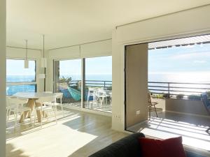 een woonkamer met uitzicht op de oceaan bij Magnificent apartment at the sea front of Tossa de Mar in Tossa de Mar
