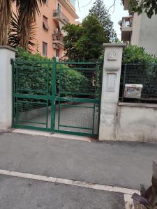 a green gate in front of a building at il sogno di afrodite luxury b and b in Rome