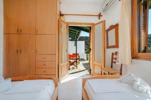 Postel nebo postele na pokoji v ubytování Athina Villas + 37 fotografií