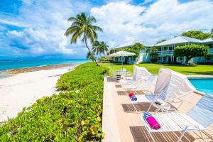 Cocoplum #8 Condo في جورج تاون: منزل على الشاطئ مع الكراسي والمحيط