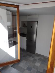 eine kleine Küche mit einem Kühlschrank aus Edelstahl in der Unterkunft Atalaya in Mundaka