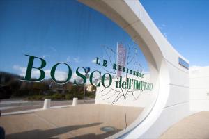 a window with a sign that reads bosco deresohibited at Bosco dell'Impero Nettuno in Bibione