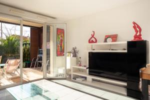 a living room with a large flat screen tv at Appartement Evasion in Marseille