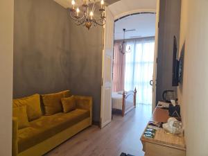sala de estar con sofá y mesa en Aratta Royal Hotel en Gyumri