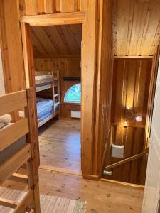 Zimmer mit 2 Etagenbetten in einer Hütte in der Unterkunft Markusfolks Gård in Torsby