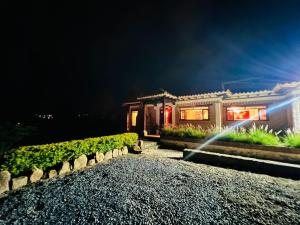 uma pequena casa com luzes vermelhas na noite em Cabaña Casa Cantabria em Villa de Leyva