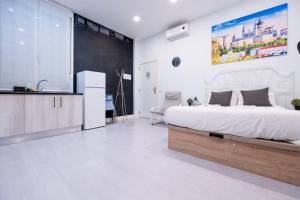 1 dormitorio con 1 cama grande y cocina en ABC Apartments Madrid, en Madrid