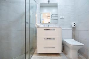 y baño con aseo, lavabo y ducha. en ABC Apartments Madrid, en Madrid