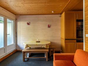 Pokój ze stołem, kanapą i oknem w obiekcie Studio Gourette, 1 pièce, 6 personnes - FR-1-400-5 w mieście Gourette