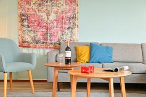 un soggiorno con divano e una bottiglia di vino sul tavolo di Summio Waterpark De Bloemert a Zuidlaren