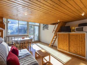 uma sala de estar com um sofá e uma mesa em Studio Gourette, 1 pièce, 4 personnes - FR-1-400-11 em Gourette