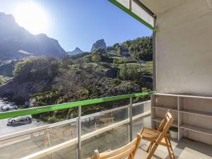 uma varanda com vista para uma montanha em Studio Gourette, 1 pièce, 4 personnes - FR-1-400-11 em Gourette