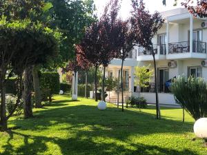 Κήπος έξω από το Maison Hotel