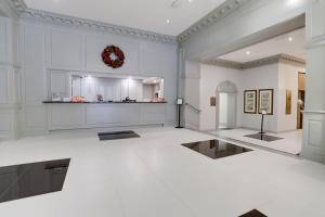 Cuina o zona de cuina de Located Crystal City Apt with Dazzling Amenities