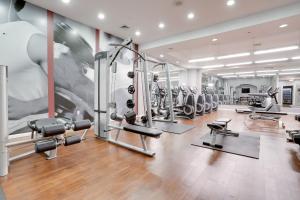 een fitnessruimte met diverse loopbanden en loopbanden bij Located Crystal City Apt with Dazzling Amenities in Arlington