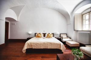 מיטה או מיטות בחדר ב-Sopron Monastery Hotel