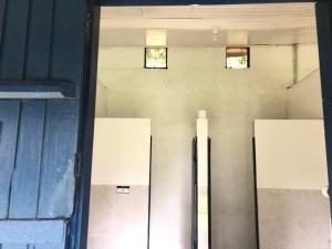 uma porta aberta de um quarto com três frigoríficos em Camping Flamboyant em Ilhabela