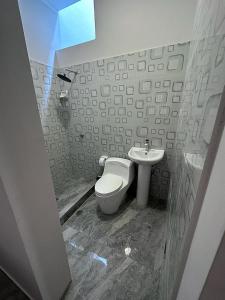 łazienka z toaletą i umywalką w obiekcie la casa del encanto w mieście Tarapoto