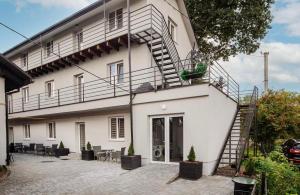 biały budynek z bocznymi schodami w obiekcie Апарт-готель Уляна w mieście Schodnica
