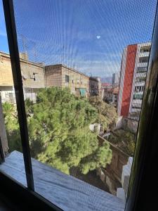 - une vue sur la cour depuis la fenêtre dans l'établissement Cozy and spacios apartment in Ish Blloku, à Tirana