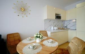 Kuchyňa alebo kuchynka v ubytovaní Apartament Lux I , Kołobrzeg Aqua Polanki , Baseny , Sauny , Siłownia