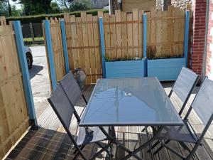 Patio alebo iná vonkajšia časť ubytovania Charmante maison pour 4 personnes près du bourg - FR-1-639-58