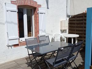 Balkón alebo terasa v ubytovaní Charmante maison pour 4 personnes près du bourg - FR-1-639-58