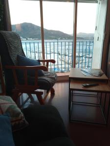 um quarto com uma varanda com uma cadeira e uma mesa em Artmony piso centro del pueblo vista frente al mar appartement plein centre en front de mer em Port de la Selva
