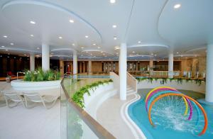 un gran edificio con piscina y montaña rusa en Apartament Słoneczny Lux - Resort AQUA POLANKI - Baseny-Sauny-Siłownia-2023r en Kołobrzeg