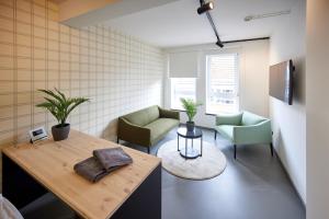 een woonkamer met 2 stoelen en een tafel bij Schlachte 22 Living in Bremen
