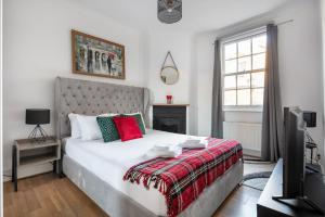 Kama o mga kama sa kuwarto sa Gorgeous One Bed in the Heart of Central London