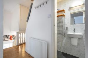 Bathroom sa Gorgeous One Bed in the Heart of Central London