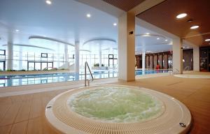 Bazén v ubytovaní Apartament Lux I , Kołobrzeg Aqua Polanki , Baseny , Sauny , Siłownia alebo v jeho blízkosti