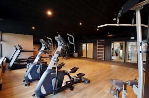 Posilňovňa alebo fitness centrum v ubytovaní Apartament Lux I , Kołobrzeg Aqua Polanki , Baseny , Sauny , Siłownia