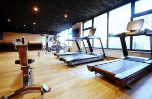 Posilňovňa alebo fitness centrum v ubytovaní Apartament Lux I , Kołobrzeg Aqua Polanki , Baseny , Sauny , Siłownia