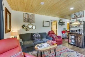 ein Wohnzimmer mit einem Sofa und einem Tisch in der Unterkunft Ski-In Red River Retreat Balcony, Mountain Views! in Red River