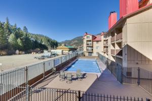- un balcon dans un immeuble avec piscine dans l'établissement Ski-In Red River Retreat Balcony, Mountain Views!, à Red River