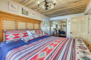 Schlafzimmer mit einem großen Bett mit einem Kopfteil aus Holz in der Unterkunft Ski-In Red River Retreat Balcony, Mountain Views! in Red River