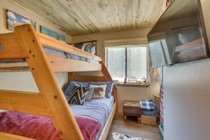 ein Schlafzimmer mit einem Etagenbett in einem winzigen Haus in der Unterkunft Ski-In Red River Retreat Balcony, Mountain Views! in Red River