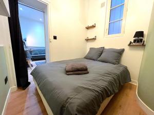 um quarto com uma cama com duas almofadas em Loft Vincennes em Vincennes