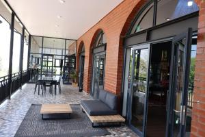 un edificio con un patio con mesa y sillas en 360 Country Hotel en Clarens