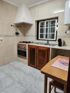 uma cozinha com um lavatório e um fogão em Quinta da Ponte das Hortas 2 em Elvas