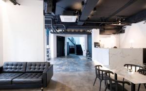 Svetainės erdvė apgyvendinimo įstaigoje CANVAS BLACK Guesthouse