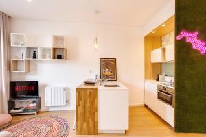 - une cuisine avec évier et comptoir dans la chambre dans l'établissement Hopstays Oporto Vibes - City Center Studio, à Porto