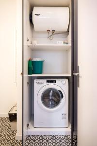 - un lave-linge et un sèche-linge dans une petite pièce dans l'établissement Hopstays Oporto Vibes - City Center Studio, à Porto