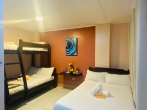 碧瑤的住宿－Sukhavati Inn，一间卧室配有两张床和一张双层床。